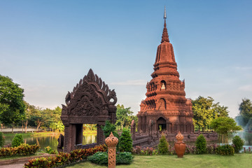 Obraz premium Pagoda middle water Huay Kaew temple Landmark pagoda in Lopburi,
