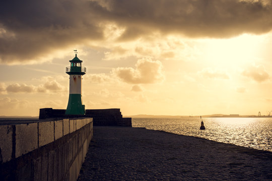 Leuchtturm Sassnitz - R&uuml;gen im Sonnenuntergang