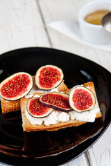  Bruschetta with goat cheese and figs