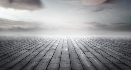 Alte Holzdielen verlaufen Richtung Horizont in die Unendlichkeit