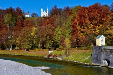 Blick über die Isar zur Kreuzkirche auf dem Kalvarienberg in Bad Tölz