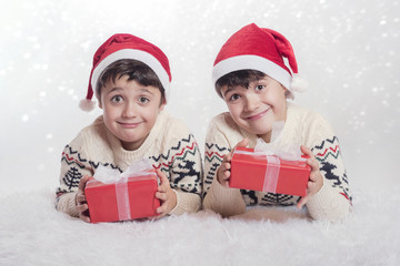 hermanos sonrientes en navidad