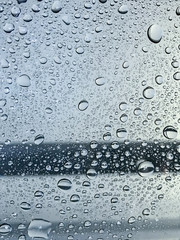 Wasser mit Regentropfen auf Scheibe