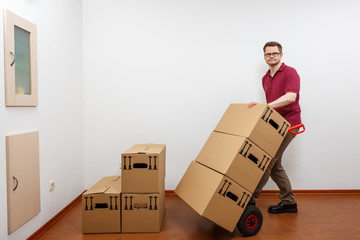 Mann schiebt eine Sackkarre