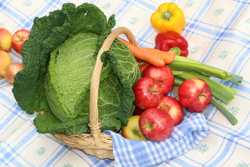 A basket of fruit and vegetables, ein Korb mit Obst und Gemüse