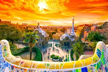 Foto op Plexiglas Barcelona Uitzicht op de stad vanaf Park Guell in Barcelona, Spanje, bij zonsopgang met gouden lucht.