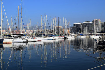 Fototapeta na wymiar Barcos amarrados en el puerto de Badalona 