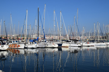 Fototapeta na wymiar Barcos amarrados en el puerto de Badalona 