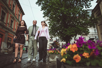 Obraz premium Father and his daughters walking in the old town