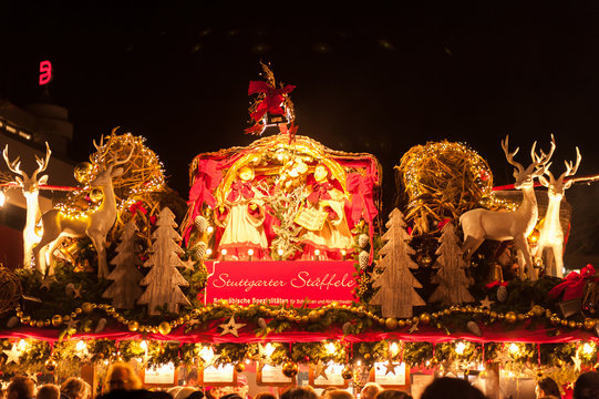 Weihnachtliche Dekoration auf einer Hütte des Stuttgarter Weihnachtsmarkts