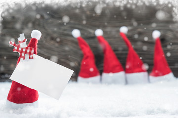 Nikolausmützen im Schnee mit Zettel