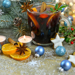 Hausgemachter Glühwein mit frischen Zutaten