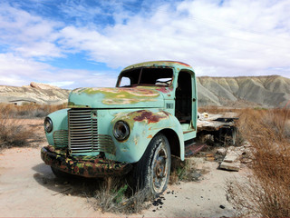 Fototapeta premium Abandoned vintage rusty truck in American desert