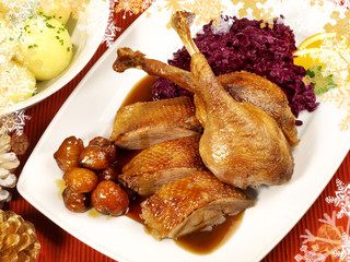 Gänsebraten mit Maronen, Rotkohl und Kartoffelknödel