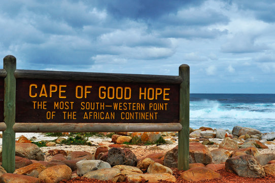 Sud Africa, 20/09/2009: l'insegna di legno del Capo di Buona Speranza, il promontorio della Penisola del Capo raggiunto nel 1488 dall'esploratore portoghese Bartolomeo Diaz