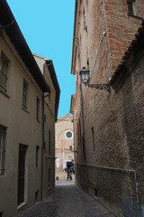 Fototapeta na wymiar Ruelle du centre historique de Pesaro, Italie