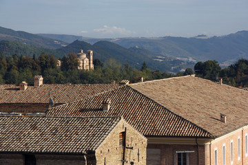 Fototapeta na wymiar Vue par dessus les toits d'Urbino, Italie