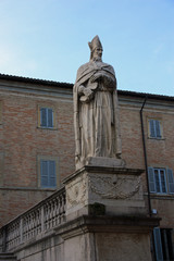 Statue place du Duomo à Urbino, Italie