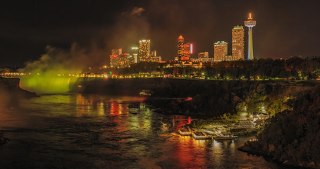 Fototapeta na wymiar Niagara Falls at night with lights 