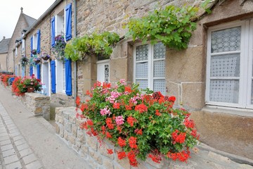 Jolie ruelle de Bretagne avec des maisons typiques aux volets bleus