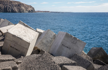 Blocs bétons numérotés sur le jetée de Los Cristiano (Teberife - Espagne)