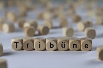 Tribüne - Holzwürfel mit Buchstaben