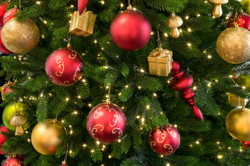 Elegant geschmückter Christbaum mit goldenen und roten Weihnachtskugeln