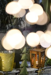 Stimmungsvoller Advent mit Bokeh und Laterne und Sternenstaub
