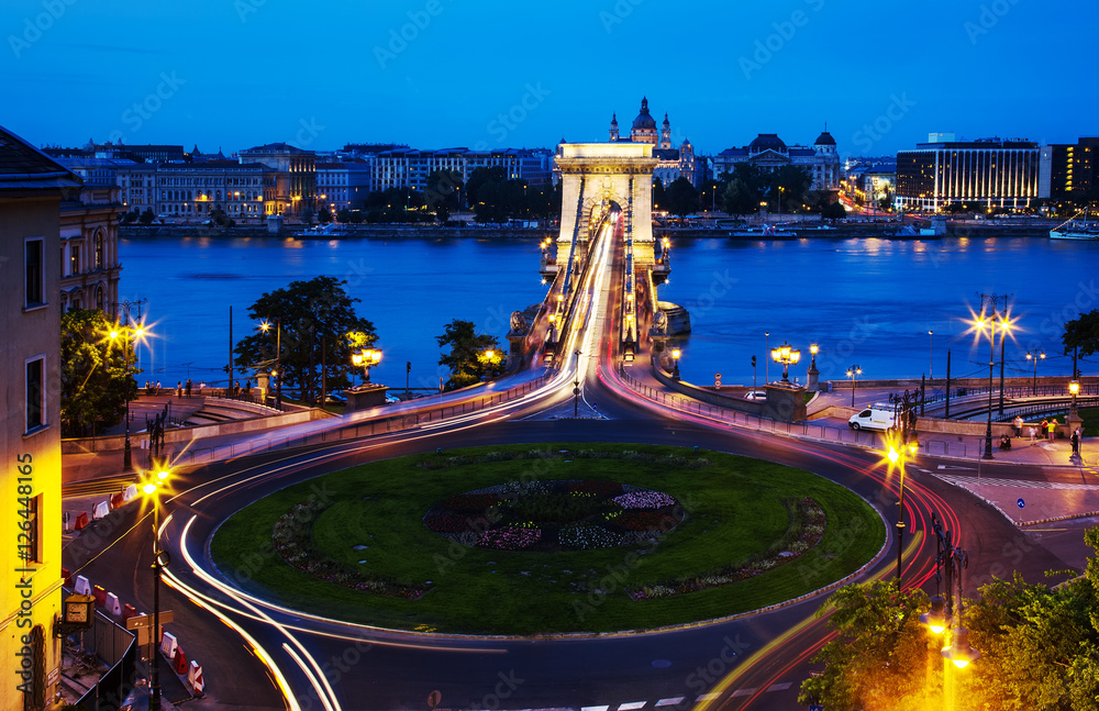 Wall mural chain bridge budapest, hungary at night