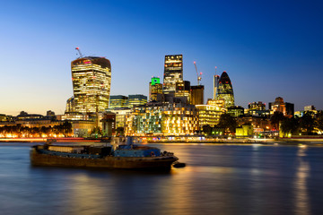 Obraz premium The bank district of central London with famous skyscrapers at sunset with amazing blue sky and reflection, London, United Kingdom