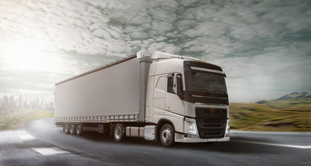 LKW  auf einer Landstraße bei Sonnenuntergang