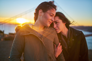 happy romantic lesbian couple with golden gate bridge in background - obrazy, fototapety, plakaty