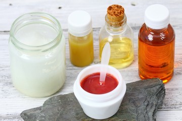Obraz na płótnie Canvas Homemade lip gloss from oil and beeswax 