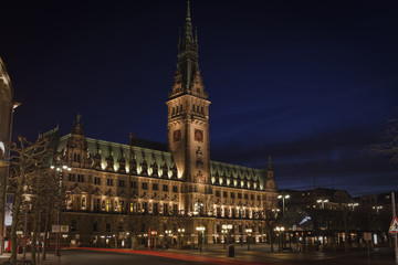Fototapeta premium Hamburger Rathaus bei Nacht