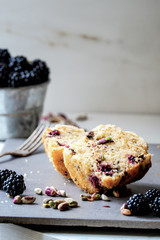 Blackberry, pistachio and chocolate chips mini cakes