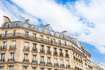Fototapeta na wymiar noble Hausfassade in Paris, Frankreich