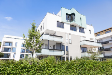 Fototapeta na wymiar modernes Mehrfamilienhaus - Neubaugebiet