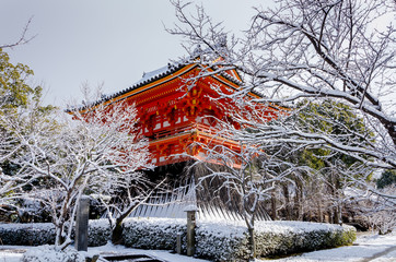 Frost covered Temple, Kyoto Japan
雪化粧の寺院　京都