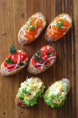 フレッシュでヘルシーなオープンサンドイッチ