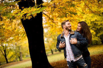 Fototapeta premium Couple in autumn park