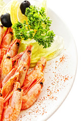 Shrimps dressed with greens and lemons
