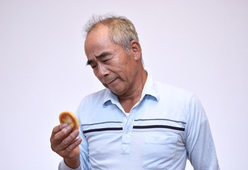 お菓子を食べる60代の男性