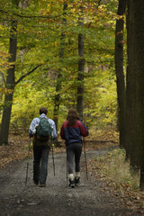 Obraz premium Young couple on walking trail