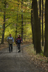 Obraz premium Young couple on walking trail
