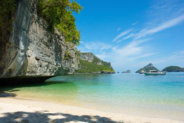Fototapeta premium LIMESTONE ISLAND AND CLEAR SEA WATER BEACH , BLUE SKY CLOUD BACKGROUND