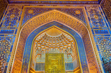 Obraz premium Interior of Tilya-Kori Madrasah on Registan Square in Samarkand, Uzbekistan