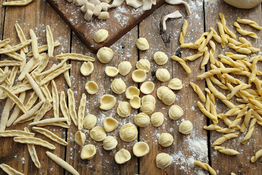 pasta fresca fatta in casa su sfondo tavolo di legno rustico