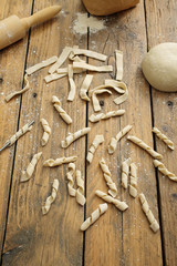 pasta fresca fatta in casa su sfondo tavolo di legno rustico