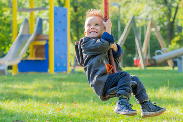 kleiner junge hat spaß auf dem spielplatz