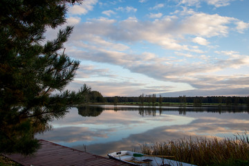 Озеро на закате в сельской местности